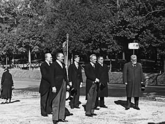 Rom, Pincio, Goethe-Denkmal: 29. Oktober 1936, Erinnerungsfeier zum Einzug Goethes in Rom (29. Oktober 1786): Hoppenstedt; Prinz zu Schaumburg-Lippe; Horn u.a. Rom, Pincio, Goethe-Denkmal: 29. Oktober 1936, Erinnerungsfeier zum Einzug Goethes in Rom (29. Oktober 1786): Hoppenstedt; Prinz zu Schaumburg-Lippe; Horn u.a.