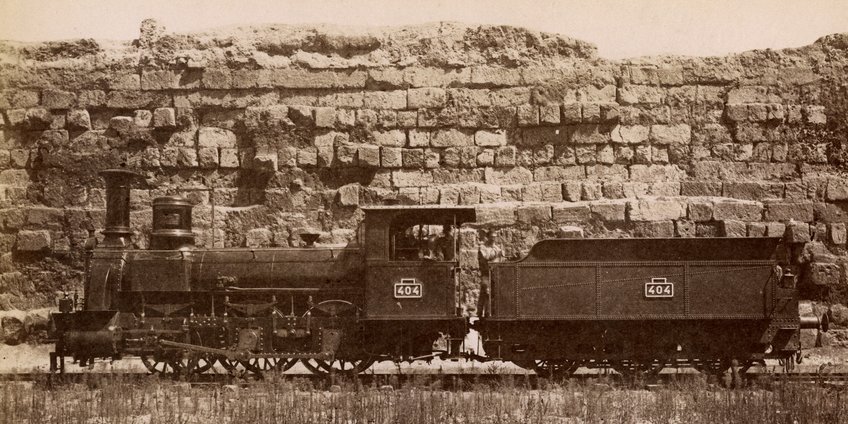 Servianische Stadtmauer auf dem Esquilin mit Lokomotive, Salzpapierabzug, 3. Viertel des 19. Jh, Foto: Lodovico Tuminello Servianische Stadtmauer auf dem Esquilin mit Lokomotive, Salzpapierabzug, 3. Viertel des 19. Jh, Foto: Lodovico Tuminello