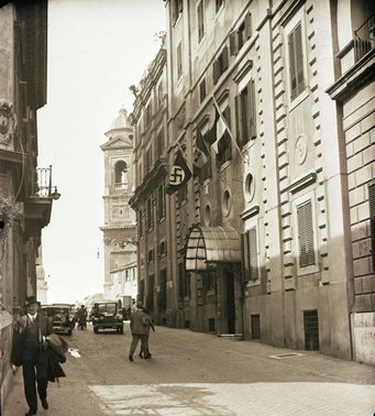 Anlässlich des 'Hitler-Geburtstags' 1933 wurde der Palazzo Zuccari mit den Flaggen des italienischen Königreichs, des Deutschen Reiches und der nationalsozialistischen Hakenkreuzfahne dekoriert. Anlässlich des 'Hitler-Geburtstags' 1933 wurde der Palazzo Zuccari mit den Flaggen des italienischen Königreichs, des Deutschen Reiches und der nationalsozialistischen Hakenkreuzfahne dekoriert.