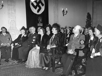 Gesellschaftlicher Höhepunkt von Werner Hoppenstedts Aktivitäten war der Besuch der italienischen Königin Elena am 29. Mai 1941. Thema des medizinischen Vortrags waren die Erfolge einer bulgarisch-italienischen Kur gegen Enzephalitis. Der Vortragende war der Direktor einer Kasseler Klinik, die nach der Königin benannt worden war. Das Foto zeigt Hoppenstedt in Parteiuniform in der ersten Reihe sitzend. Gesellschaftlicher Höhepunkt von Werner Hoppenstedts Aktivitäten war der Besuch der italienischen Königin Elena am 29. Mai 1941. Thema des medizinischen Vortrags waren die Erfolge einer bulgarisch-italienischen Kur gegen Enzephalitis. Der Vortragende war der Direktor einer Kasseler Klinik, die nach der Königin benannt worden war. Das Foto zeigt Hoppenstedt in Parteiuniform in der ersten Reihe sitzend.