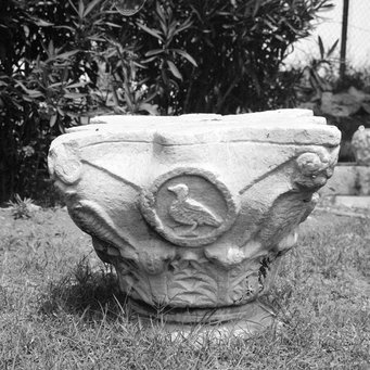 Mamre, Area del tempio, Capitello Mamre, Area del tempio, Capitello