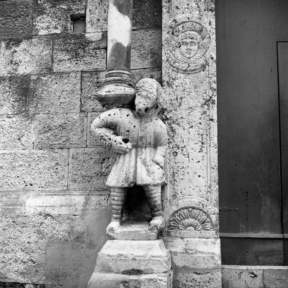 Mola di Bari, San Nicola, Portal, Detail