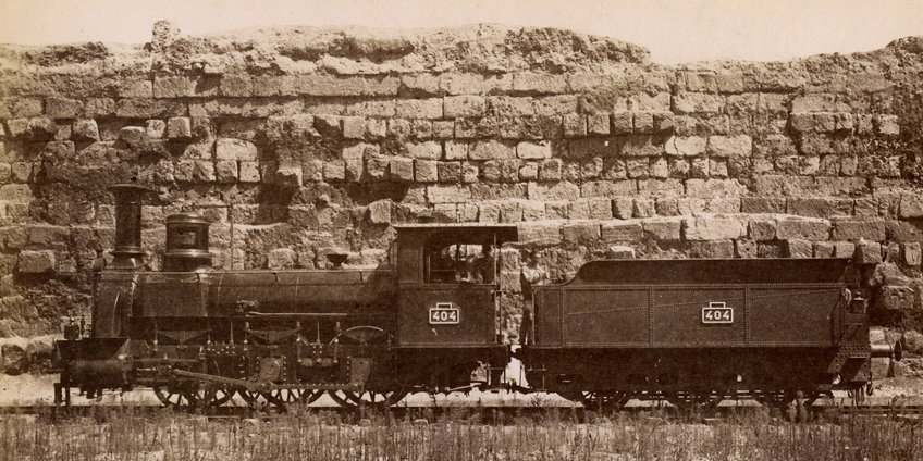 Le mura serviane sul Colle Esquilino con locomotiva, carta salata, 3 quarto del novecento, foto: Lodovico Tuminello