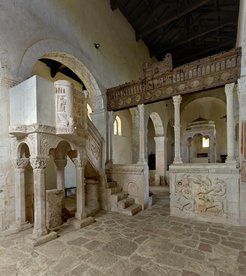 Rosciolo (AQ), Santa Maria in Valle Porclaneta, ambone e pergola