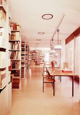 L’edificio contemporaneo della biblioteca degli anni '60 progettato da Silvio Galizia. Posti di lettura con vista sul cortile interno. L’edificio contemporaneo della biblioteca degli anni '60 progettato da Silvio Galizia. Posti di lettura con vista sul cortile interno.