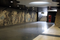 Künstlerische Station: Ein Mosaik des südafrikanischen Künstlers William Kentridge ziert seit 2012 die U-Bahnhaltestelle Toledo in Neapel. Zu sehen ist eine Prozession mit Figuren aus der neapolitanischen Geschichte, die in Richtung des rauchenden Vesuv ziehen.