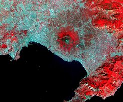 Nah an der Gefahr: Die Gegend rund um den Vesuv ist dicht besiedelt. Die Satellitenaufnahme zeigt unbebaute Gebiete in Rot.