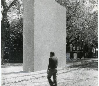 Mauro Staccioli, fotomontaggio per Biennale di Venezia, 1978, cartoncino incollato su stampa fotografica, Archivio Mauro Staccioli Mauro Staccioli, fotomontaggio per Biennale di Venezia, 1978, cartoncino incollato su stampa fotografica, Archivio Mauro Staccioli