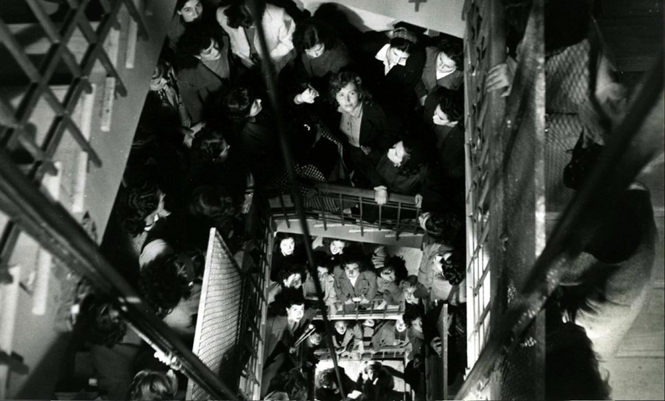 Still frame from Roma ore 11 (Giuseppe De Santis, 1952)
