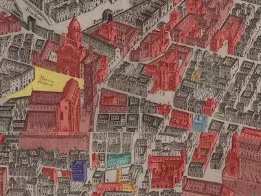 Historische Stadtkarte mit farblich hervorgehobenen Gebäuden und Straßen.