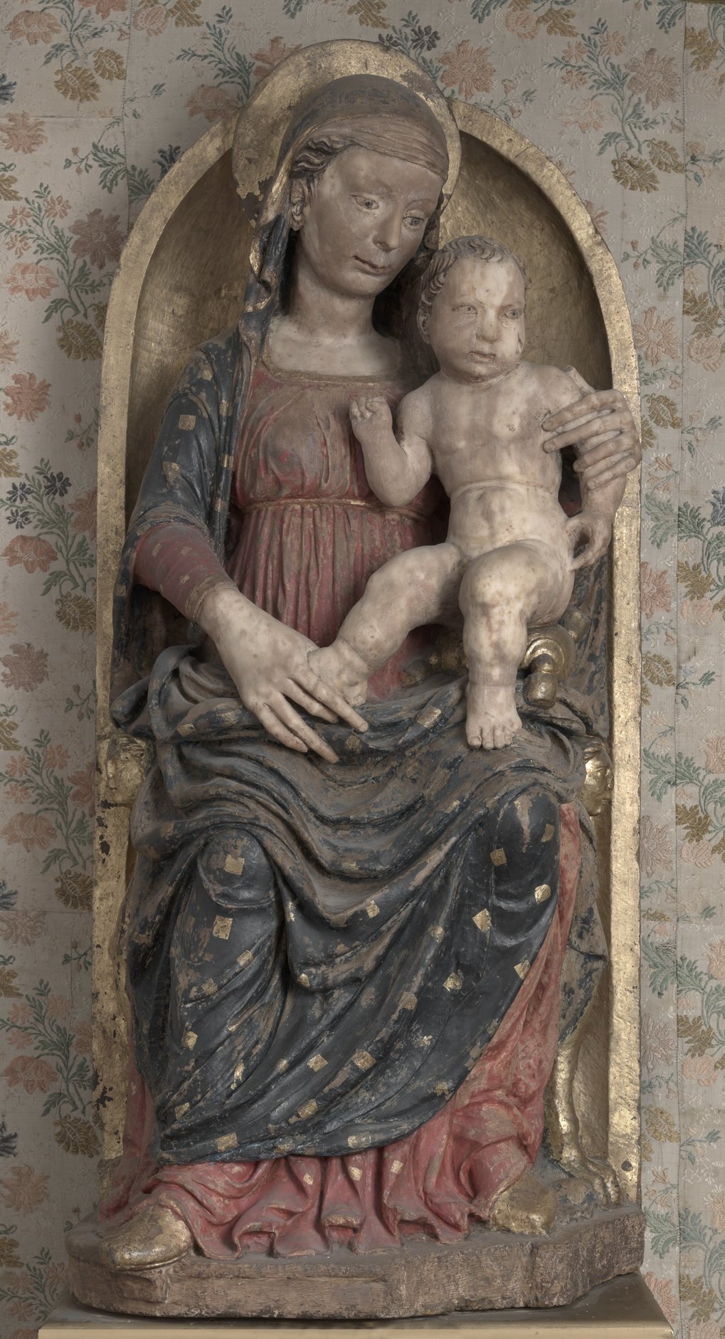 Madonna and Child, 15th Century, painted stone. Rome, Santa Maria di Monserrato (photo BHMPI/Roberto Sigismondi) Madonna and Child, 15th Century, painted stone. Rome, Santa Maria di Monserrato (photo BHMPI/Roberto Sigismondi)