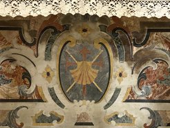 Emblema della Confraternita di San Giacomo degli Spagnoli, sec. XVII, marmi policromi. Napoli, San Giacomo degli Spagnoli (foto Susanne Kubersky)