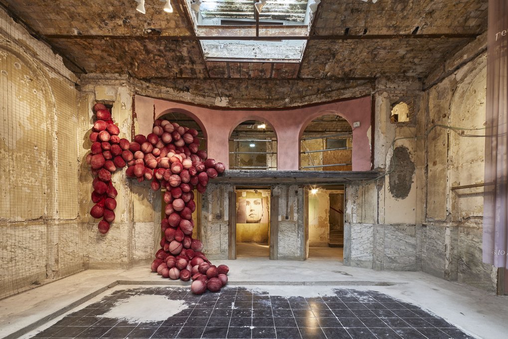 Catalog: Chi esce entra – A Tribute Exhibition to a Disappearing Building