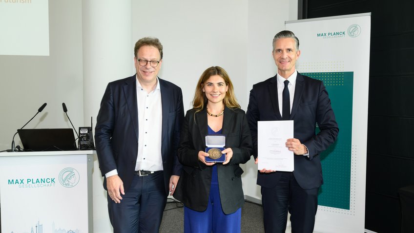 Prof. Stefan Vogenauer, Chairperson of the Human Sciences Section (left), awardee Giulia Beatrice, Ph.D. (center), and Prof. Dr. Christian Doeller, Vice President of the Max Planck Society (right) Prof. Stefan Vogenauer, Chairperson of the Human Sciences Section (left), awardee Giulia Beatrice, Ph.D. (center), and Prof. Dr. Christian Doeller, Vice President of the Max Planck Society (right)