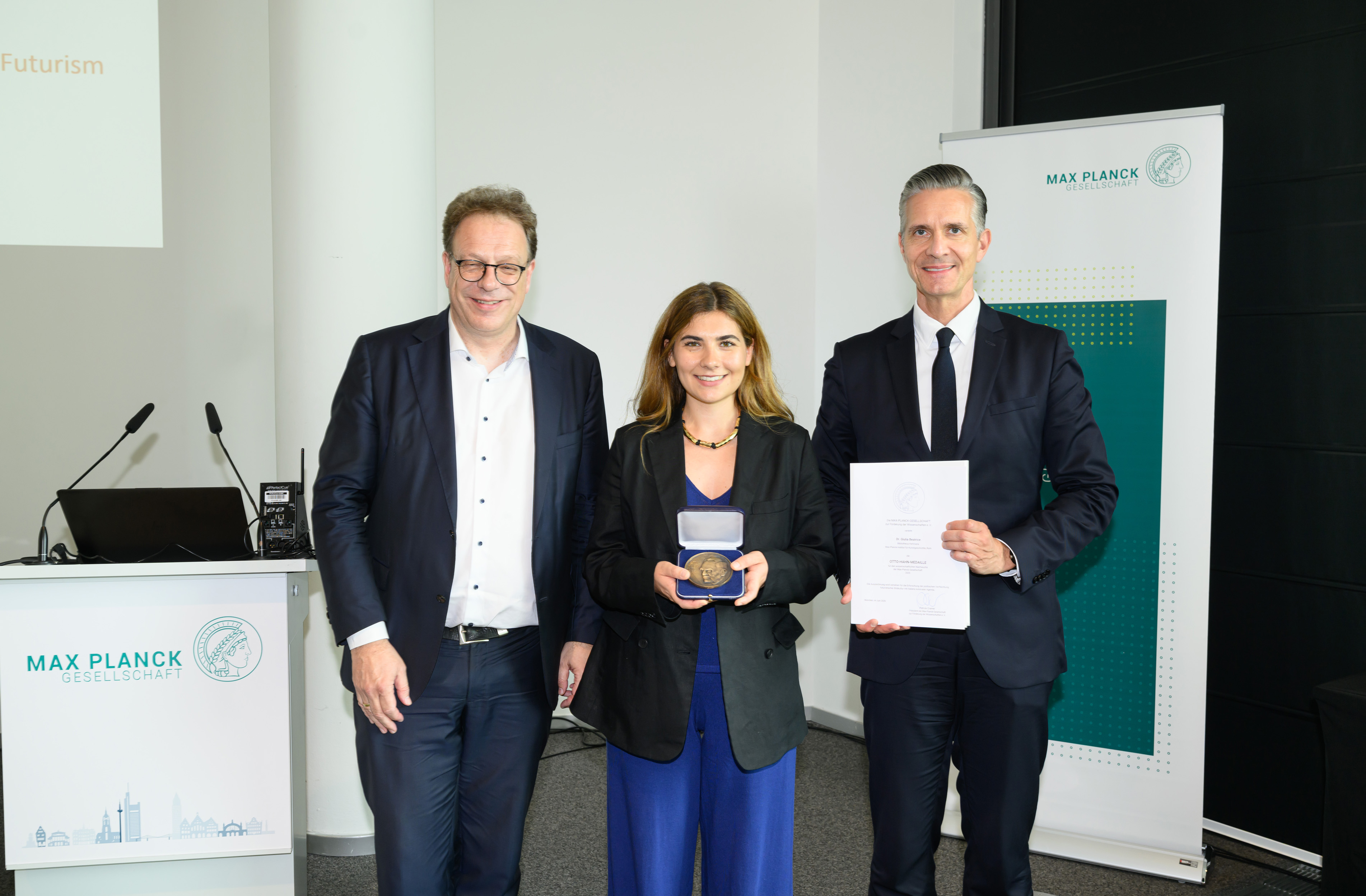 Prof. Stefan Vogenauer, Vorsitzender der Geistes-, Sozial- und Humanwissenschaftlichen Sektion, Preisträgerin Giulia Beatrice, Ph.D. und Prof. Dr. Christian Doeller, Vizepräsident der Max-Planck-Gesellschaft (v.l.n.r.) Prof. Stefan Vogenauer, Vorsitzender der Geistes-, Sozial- und Humanwissenschaftlichen Sektion, Preisträgerin Giulia Beatrice, Ph.D. und Prof. Dr. Christian Doeller, Vizepräsident der Max-Planck-Gesellschaft (v.l.n.r.)