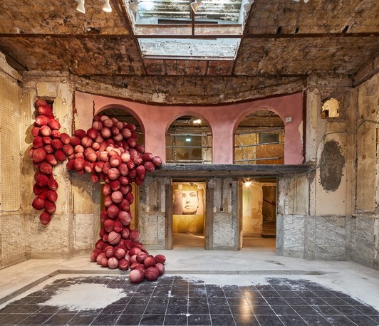 Chi esce entra - A Tribute Exhibition to a Disappearing Building Chi esce entra - A Tribute Exhibition to a Disappearing Building